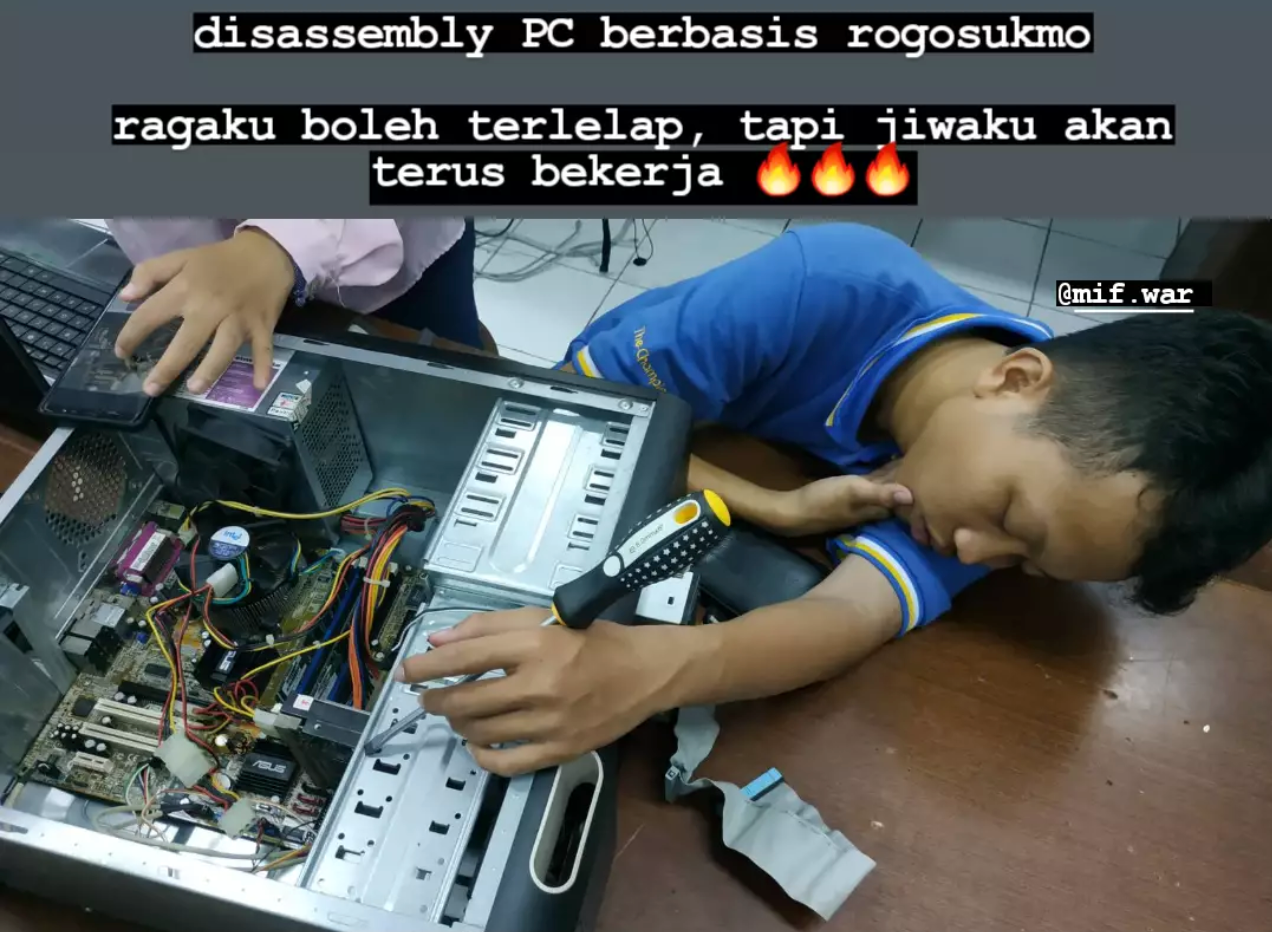 Tertidur sambil memegang obeng di tengah praktikum bongkar PC